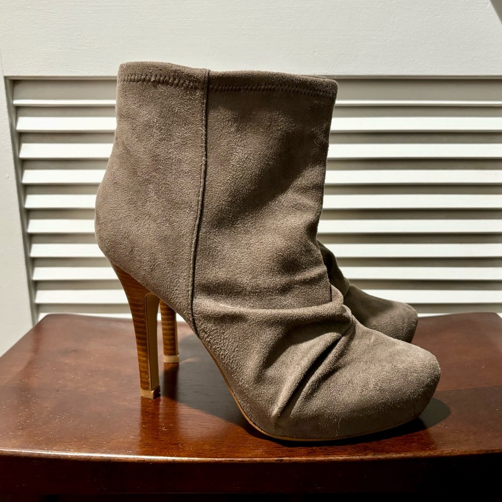 NEW Faryl gray/taupe suede platform ankle boots 8 1/2
